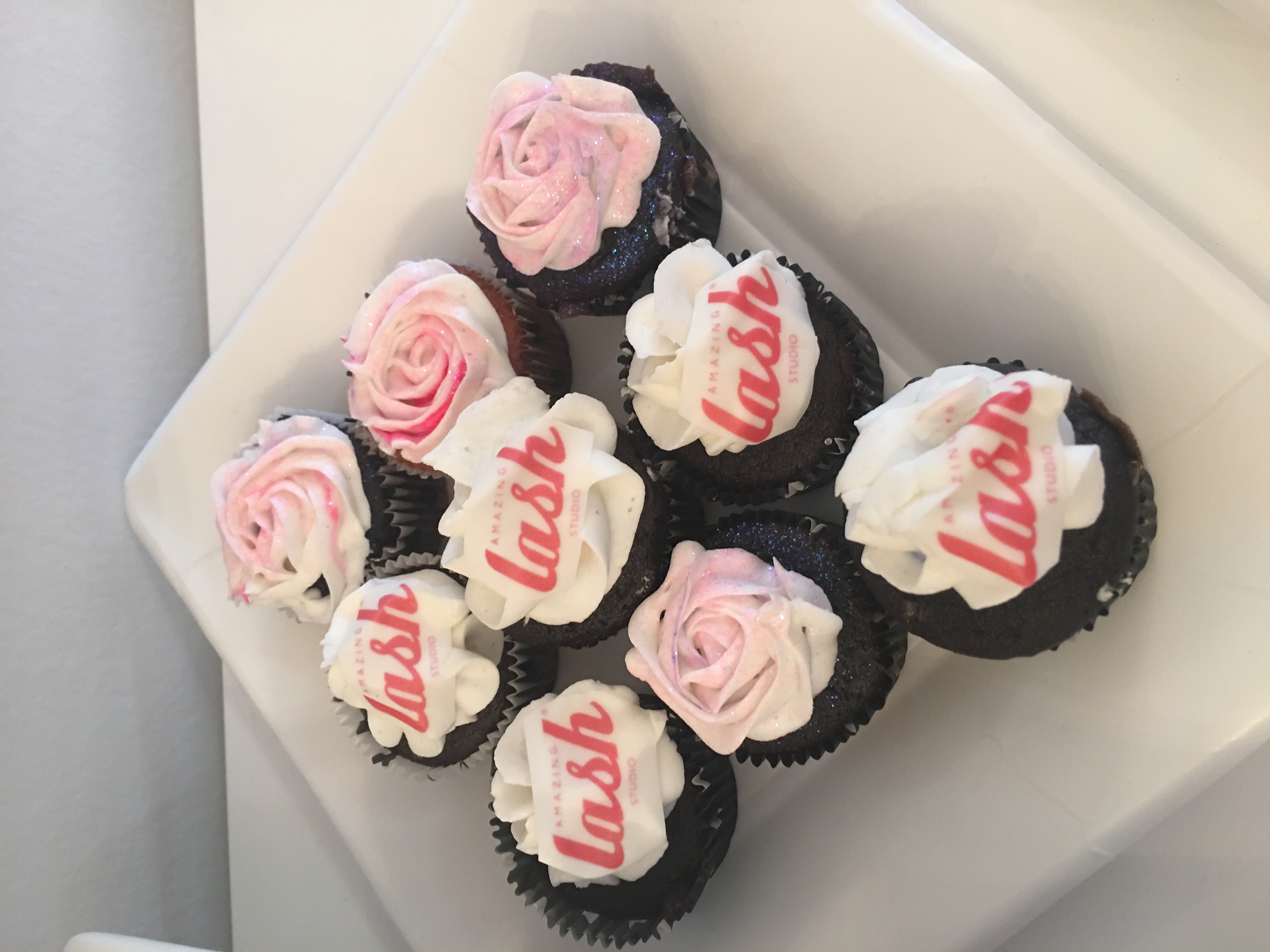 cupcakes decorated with Amazing Lash logo