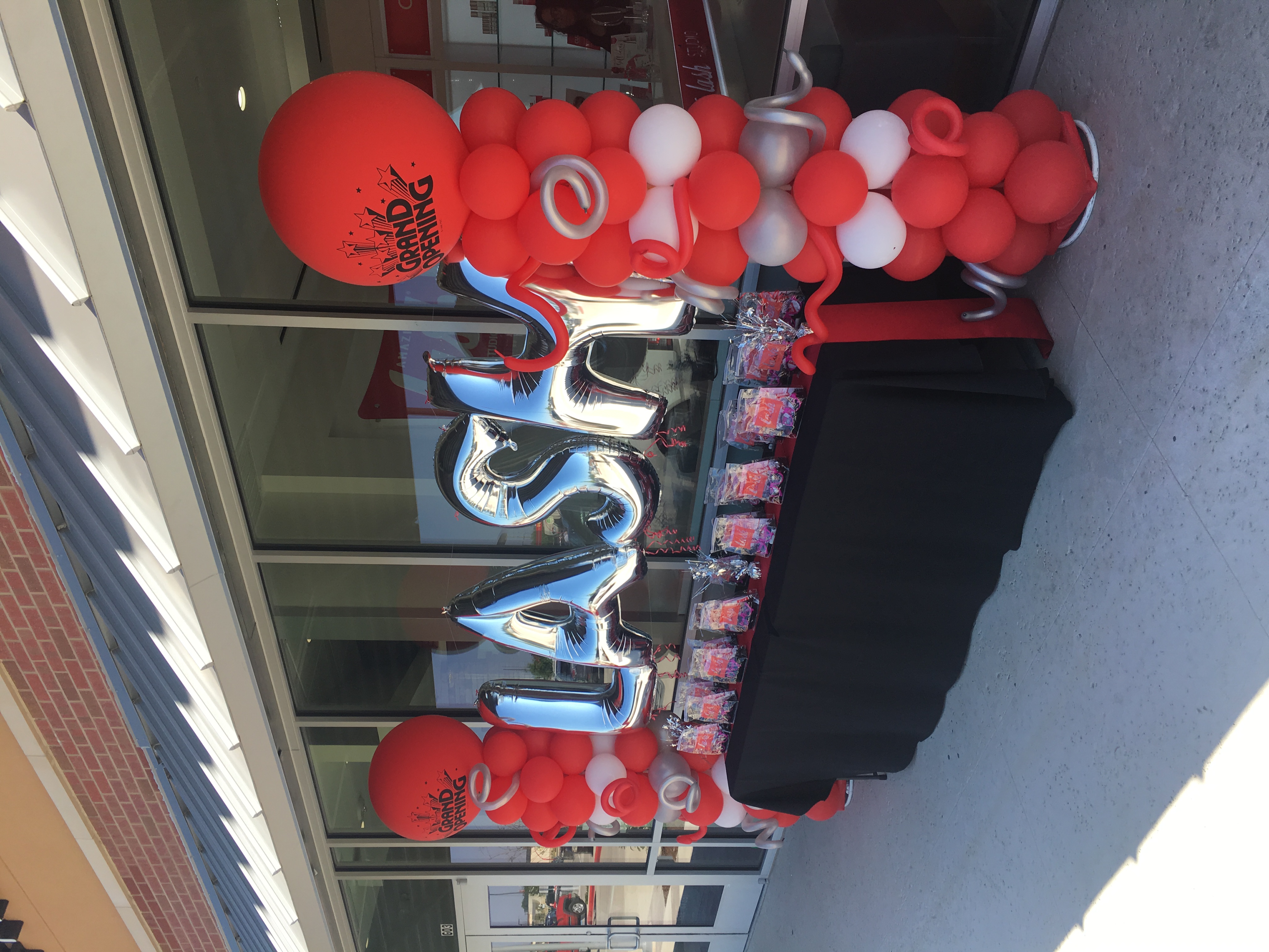 Amazing Lash storefront with grand opening balloons